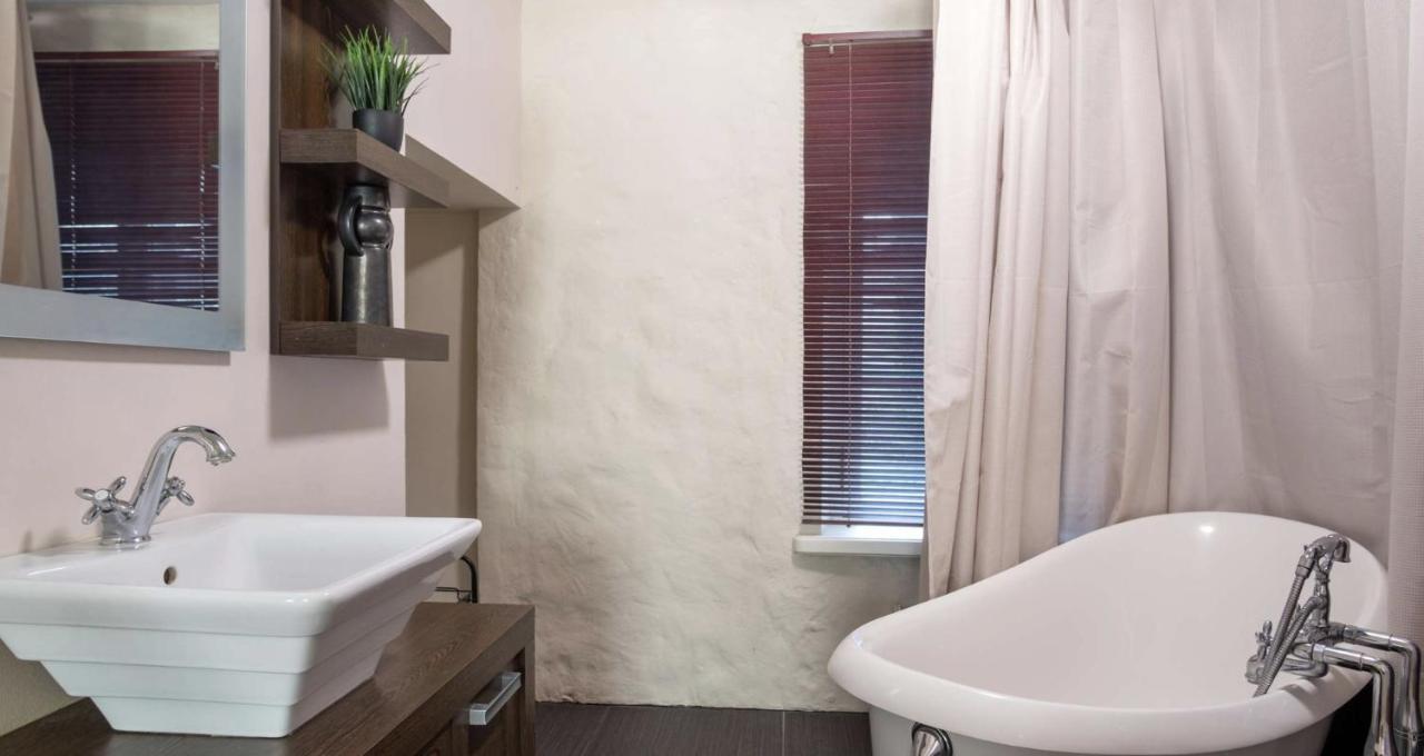 Spacious Studio Apartment In The Heart Of Old Town Tallinn Kültér fotó